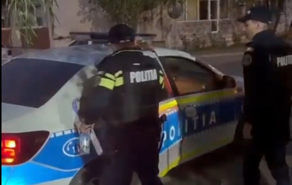 Reținut de polițiști și apoi trimis în arest la domiciliu pentru conducerea unui vehicul sub influența alcoolului și violare de domiciliu