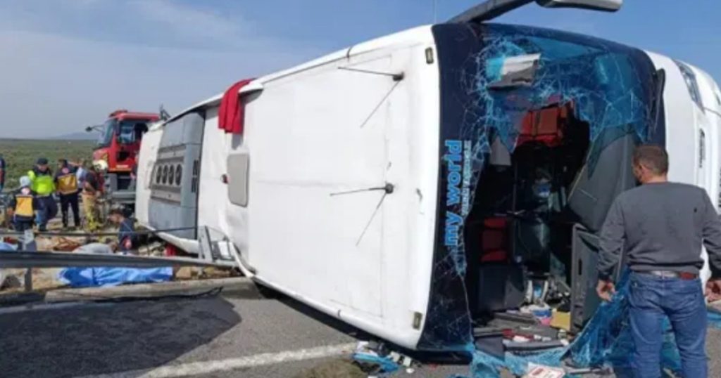 Tragedie în Turcia: 11 morți și 27 de răniți, după ce un autocar s-a ciocnit cu un camion și s-a răsturnat