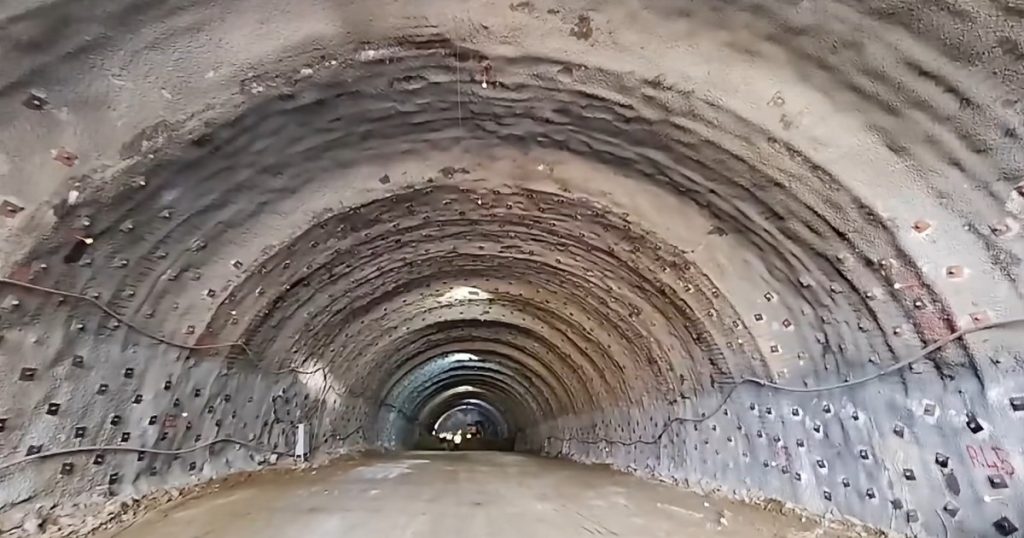 A fost străpunsă a doua galerie a tunelului Boița 1 de pe Autostrada Sibiu-Pitești. Imagini spectaculoase surprinse pe șantier