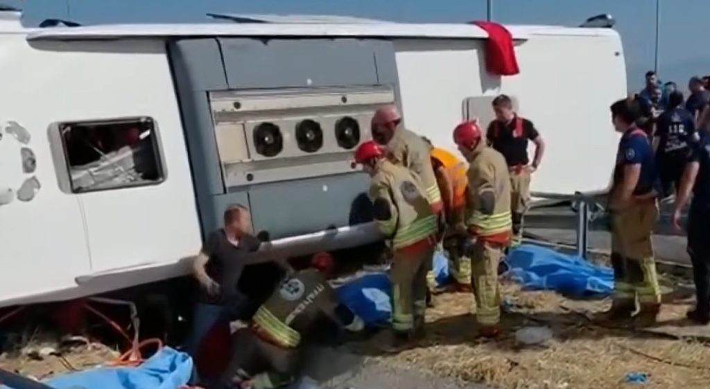 11 morți și 27 de răniți în urma unui accident între un autocar turistic și un camion, în Manisa, Turcia