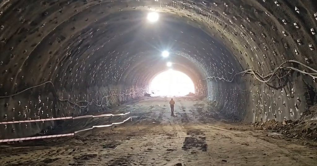 Progres pe Autostrada Sibiu–Pitești: A fost străpunsă a doua galerie a tunelului Boița 1