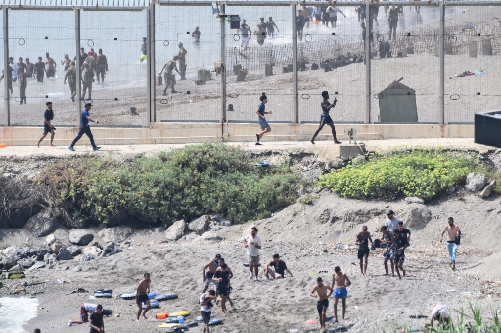 Migranţii din Ceuta, evacuaţi de pe plajă, înaintea vizitei regelui şi reginei Spaniei