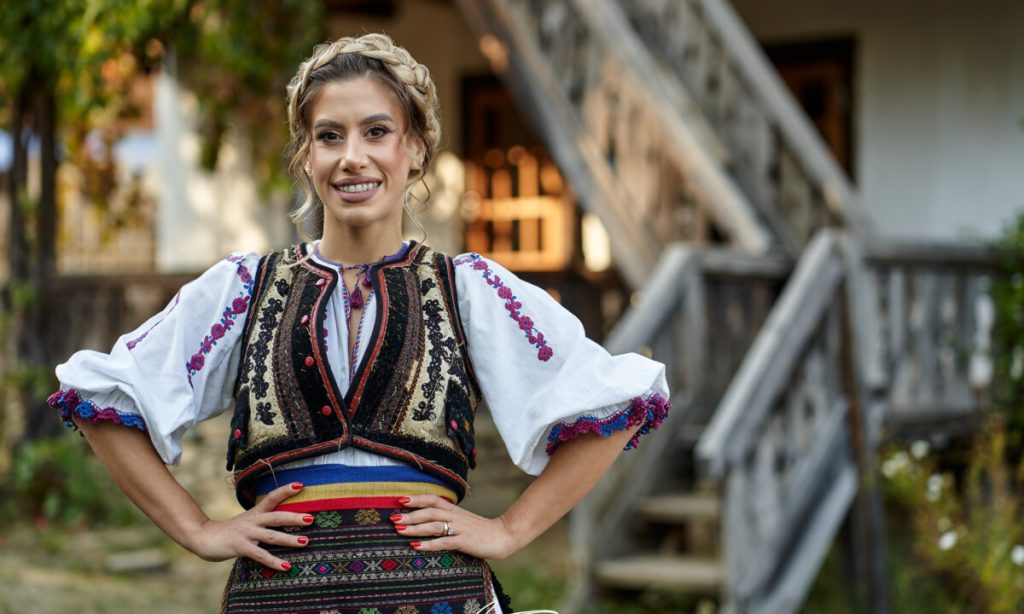 VIDEO: Interpreta de muzică populară din Alba Iulia, Denisa Balu, a lansat un nou videoclip: „Am un bade cu mult dor”