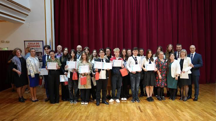237 de elevi și 120 de profesori din Oradea, premiați pentru rezultatele obținute la olimpiade și concursuri