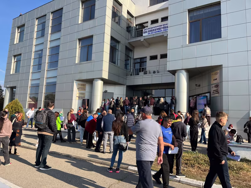 730 de locuri de muncă la Târgu Jiu, dar nu toate pentru toată lumea! Ce au observat tinerii veniți să-și găsească un serviciu