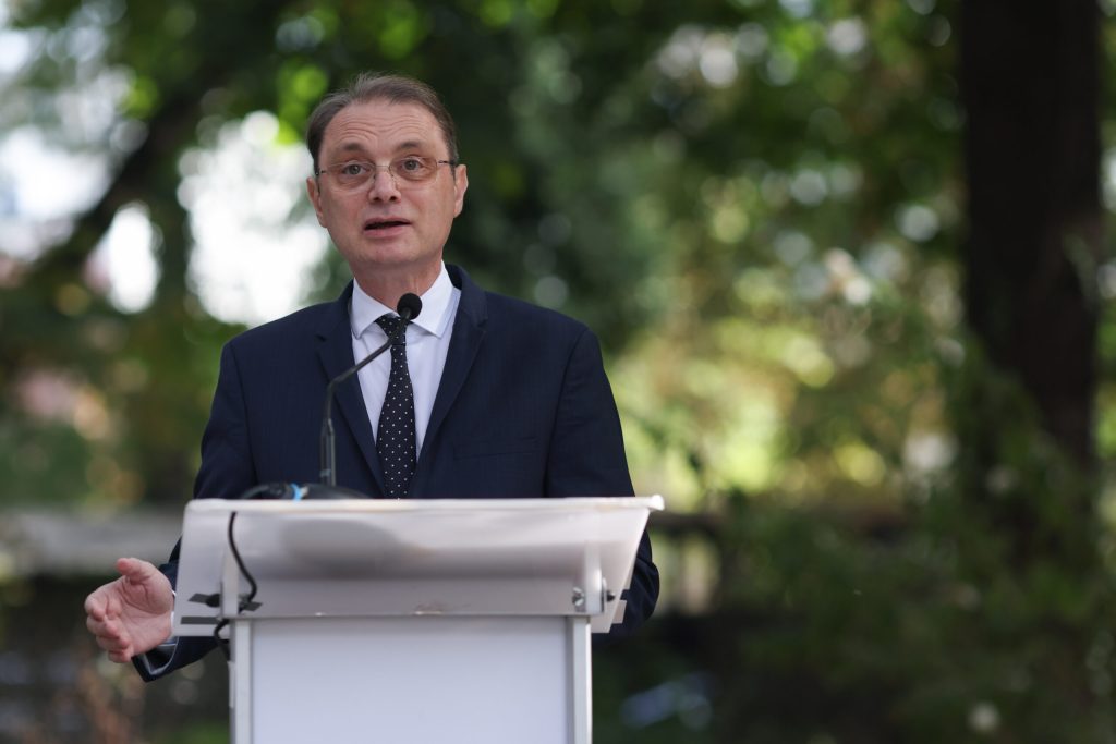 Săptămână decisivă pentru guvern: Luca Niculescu încearcă să găsească cele 233 de voturi necesare învestirii