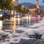 O ploaie torenţială a blocat canalizarea pe o stradă din Cluj Napoca, duminică seară. Carosabilul a fost acoperit parţial cu spumă albă, după ce canalele au refulat