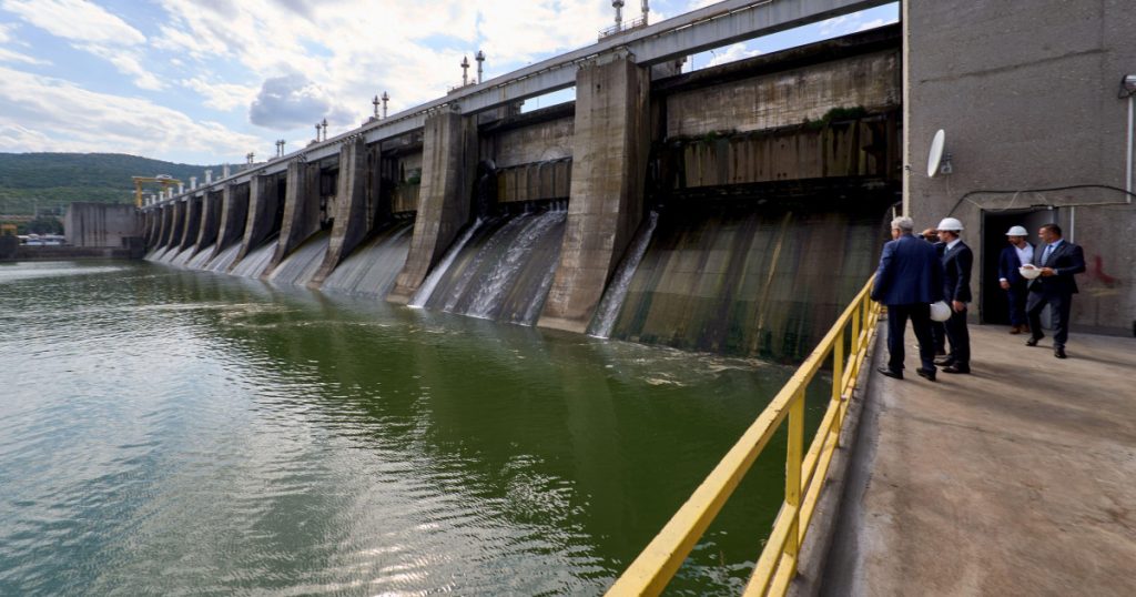 De ce plătesc românii energie scumpă, deși hidrocentralele și reactoarele nucleare o produc la costuri reduse