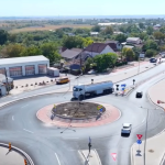 VIDEO&FOTO Soluție pe „Drumul morții”. Au fost finalizate lucrările de amenajare a sensului giratoriu la ieșirea din Spătaru. De la o soluție provizorie la un sens giratoriu permanent