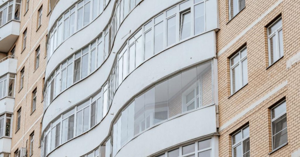 Vești proaste pentru românii care și-au închis balconul. Pot avea probleme și la vânzarea apartamentului