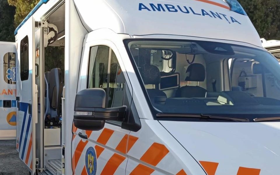 Fetiță de 11 ani, acroșată de o mașină pe DJ 705B, în localitatea Vințu de Jos