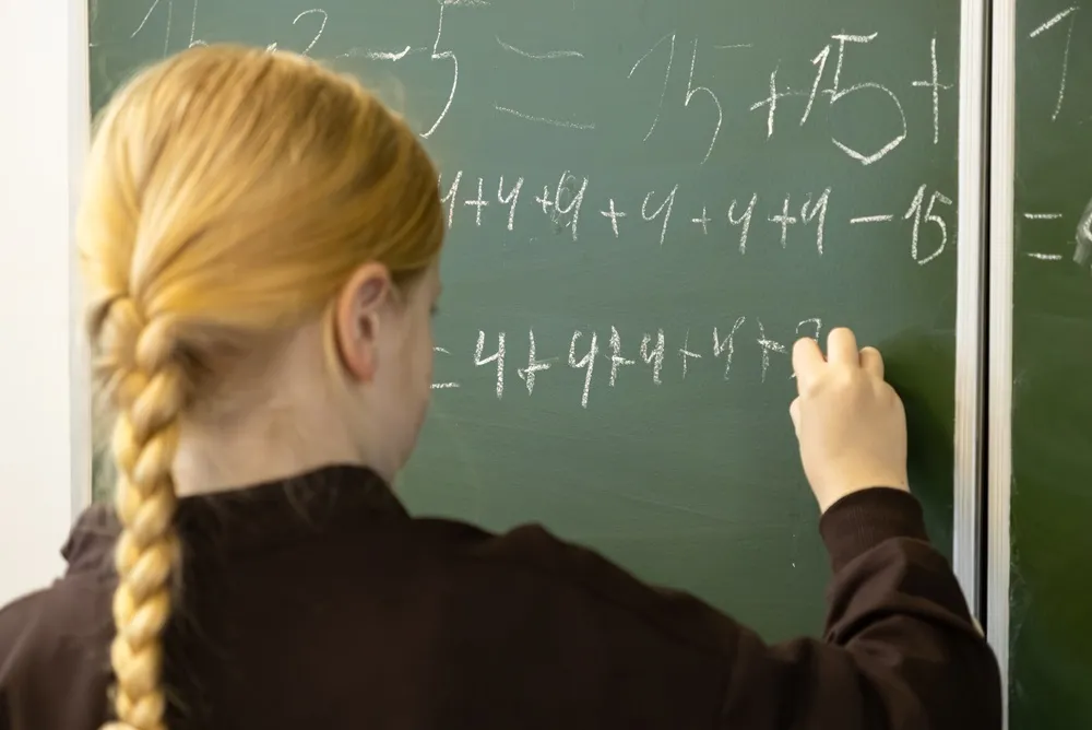 Băieții sunt buni la mate, fetele la română. Da sau nu? Profesorul Radu Gologan explică de ce „foarte multe dintre fete pierd startul”