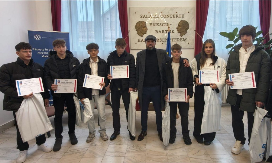 Șapte tineri luptători din Oradea, premiați de Primărie pentru rezultatele obținute la Campionatul Național Școlar