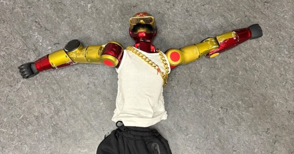 O adolescentă de 16 ani, hărțuită sexual de un robot în Germania. Polițiștii au confiscat aparatul