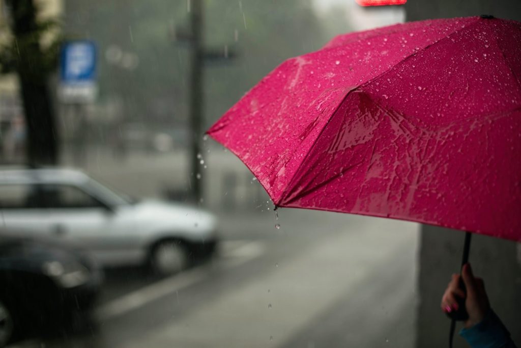 METEO: Vreme mai rece decât în mod normal, cu multe ploi, în următoarea lună