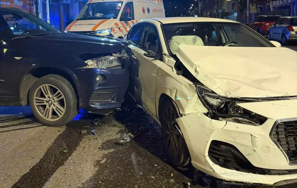 FOTO. Accident la intersecția străzilor București și Iazului din Cluj-Napoca. O tânără a avut nevoie de îngrijiri medicale