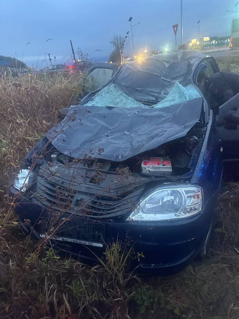 UPDATE. Mașină implicată într-un accident cu doi cai, între Brașov și Cristian. O femeie este în stare gravă
