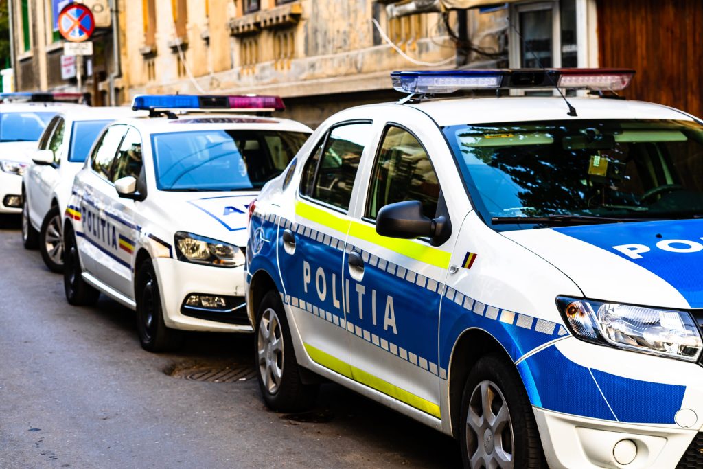 Un polițist din Suceava a fost încătușat de propriii colegi după ce a făcut scandal în stradă. Cum a încercat să scape din mașina de poliție