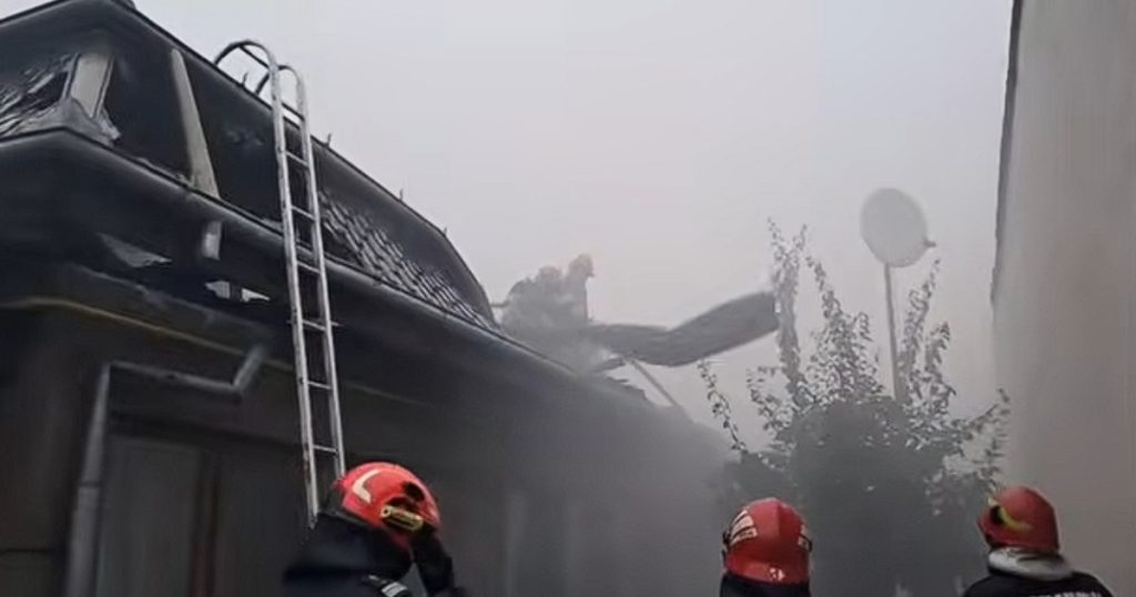 Incendiu violent în Brăila. Trei case au fost cuprinse de flăcări. O femeie a fost salvată de pompieri
