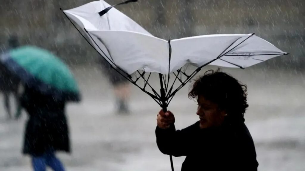 Prognoza ANM: Cod galben de vânt puternic în sud-estul țării, ploi și precipitații mixte la munte. În București, ploi slabe și temperaturi de maxim 17 grade