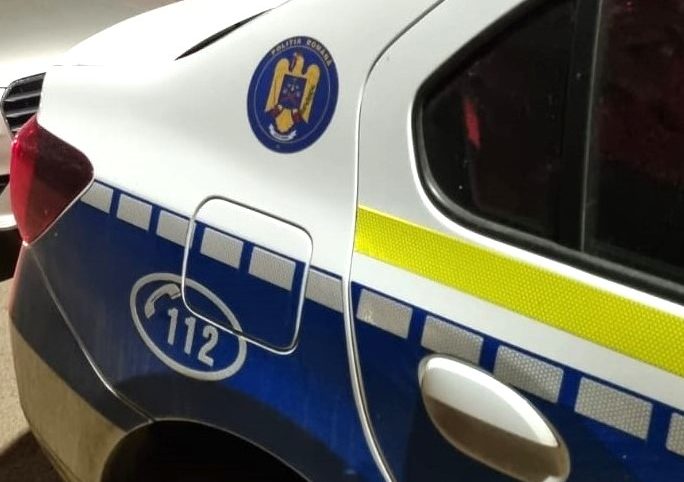 CONSTANȚA: Tânără agresivă dusă la spital de polițiști, după ce a lovit o femeie pe stradă