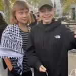 ”Vom lupta pentru acest viitor care ne este furat”, denunţă, în faţa Liceului Paul-Eluard, la Saint-Denis, cu un keffiyeh palestinian pe umeri, Greta Thunberg. Aproximativ 20 de avocaţi, veniţi să organizeze ”un lanţ în robă pentru a proteja liceenii” de
