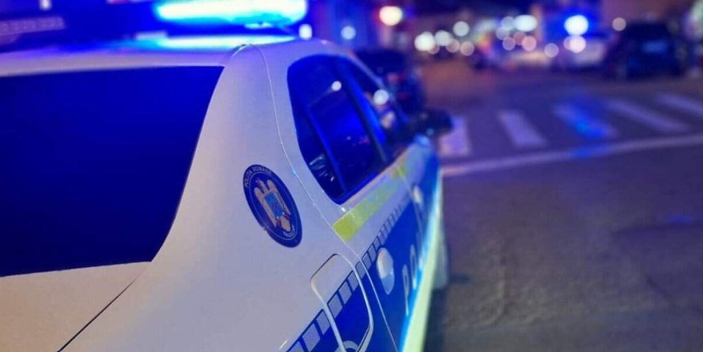 VIDEO: Mașină de poliție, lovită de un șofer fără permis la Cugir. Bărbatul a refuzat să oprească la semnalul agenților