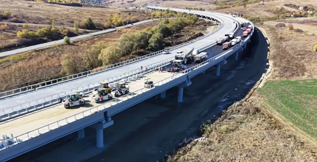 A început asfaltarea celui mai lung viaduct de autostradă din România! Când vom circula pe autostradă de la Cluj la Zalău