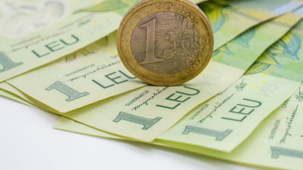 Leul se depreciază la un nou minim istoric, iar euro pierde teren în fața dolarului. Ce se întâmplă cu economiile românilor