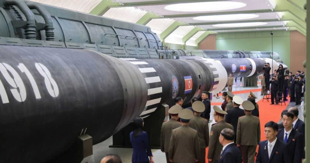 Kim Jong Un a prezentat o rachetă capabilă să lovească SUA. Donald Trump vrea să se întâlnească cu liderul nord-coreean