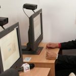Argeş: Persoană prinsă încercând să fraudeze examenul teoretic pentru obţinerea permisului de conducere/ A intrat în sală cu un dispozitiv audio-video asupra sa