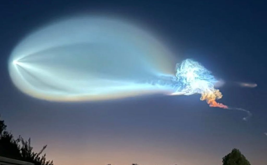 O „meduză spațială” uriașă a luminat cerul Statelor Unite. Ce este fenomenul spectaculos apărut după lansarea unei rachete SpaceX