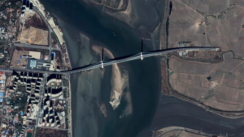 Un nou pod între China şi Coreea de Nord va fi inaugurat joi / A fost finalizat în 2014, dar până acum au lipsit drumurile de legătură