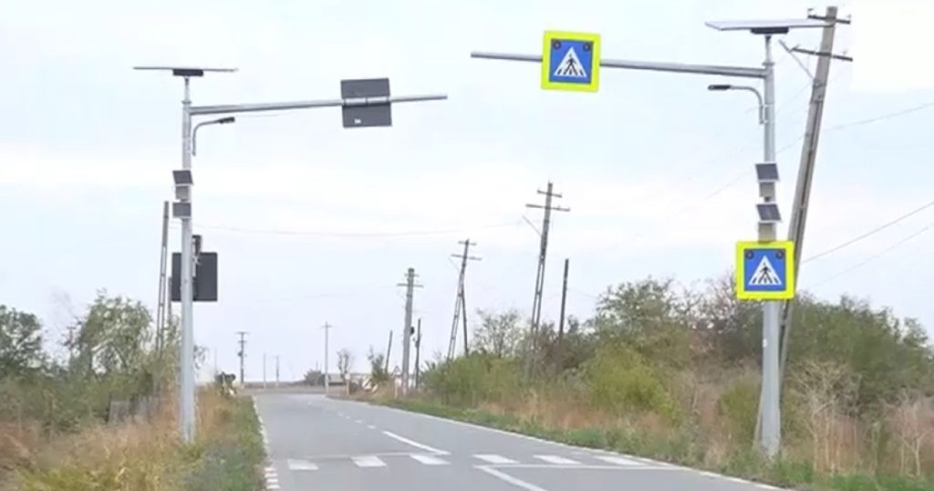 VIDEO Trecerea de pietoni cu instalație de iluminare care face legătura între un șanț și o miriște