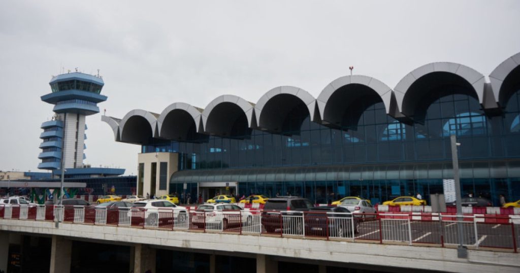 Persoanele cu mobilitate redusă scapă de tichet și de plata parcării la aeroporturile Otopeni și Băneasa. Cum funcționează noul sistem