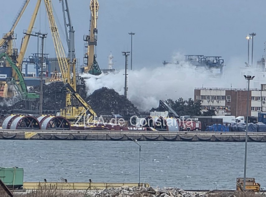FOTO+VIDEO: Incendiu din Portul Constanta nu a fost stins nici dupa 24 de ore! Fumul dens se poate vedea de departe