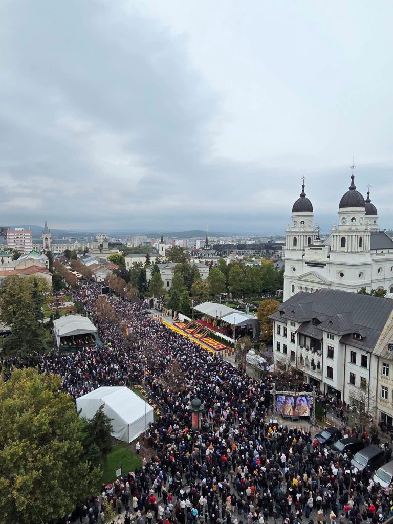Zeci de mii de credincioși au participat la Sfânta Liturghie de Hramul Sfintei Parascheva. 180.000 de pelerini s-au închinat deja și alți 20.000 așteaptă încă să sărute sfintele moaște ale Sfintei Parascheva și Sfântului Paisie. VIDEO: ”Tatăl nostru”
