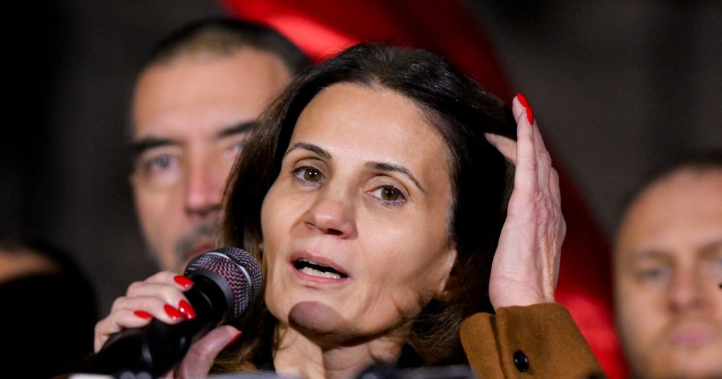 „Se duce să mai vândă niște cărți din portbagaj”. Ironiile Ancăi Alexandrescu la adresa lui Robert Turcescu pe tema cărții cu Călin Georgescu