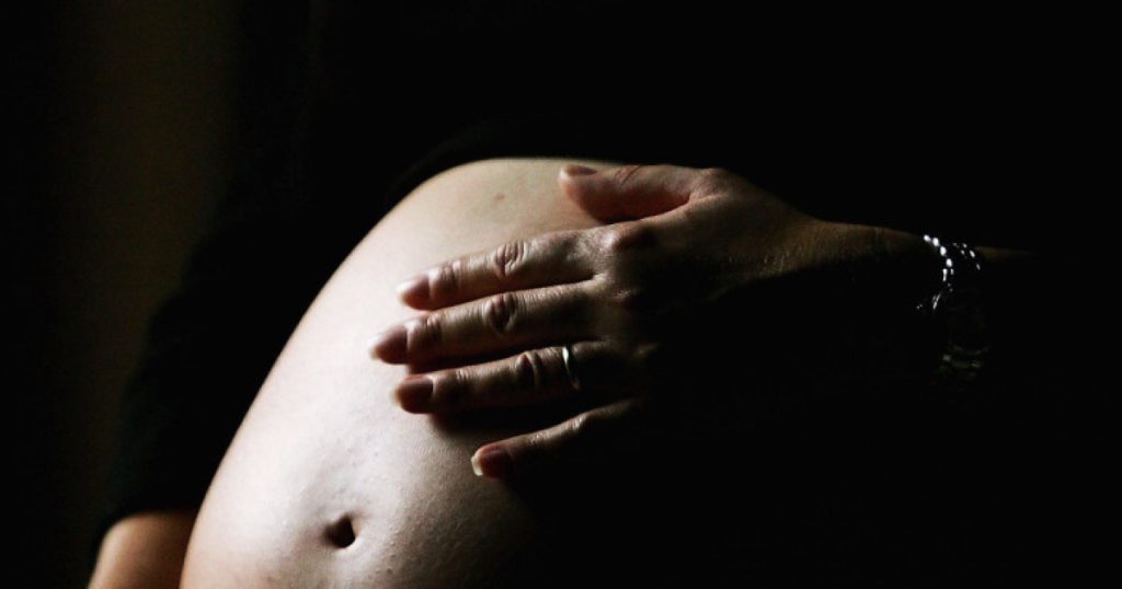 Parlamentul a adoptat legea care garantează dreptul femeilor la însoțitor în timpul nașterii, în spitalele publice și private