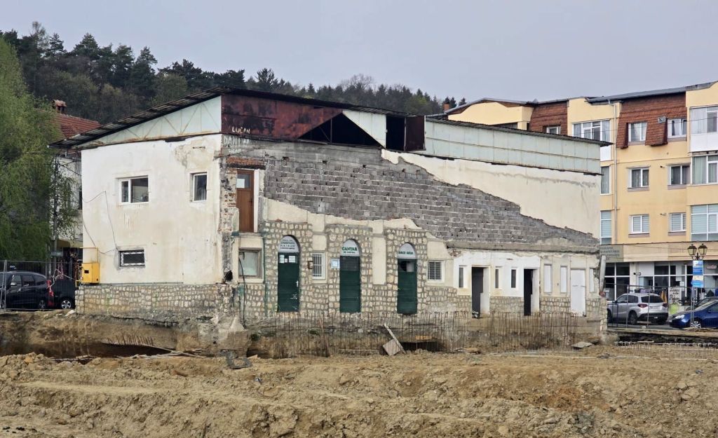 Primăria Câmpulung a scos la licitație contractul de reabilitare a clădirii administrative a Pieței Centrale