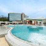 FOTO PREMIERĂ Radisson în România cu președintele Băncii Transilvania. Winners First semnează cu Radisson. Lotus Therm Resort & Spa va deveni Radisson Blu Resort & Spa Felix. Primul resort termal din România al brandului
