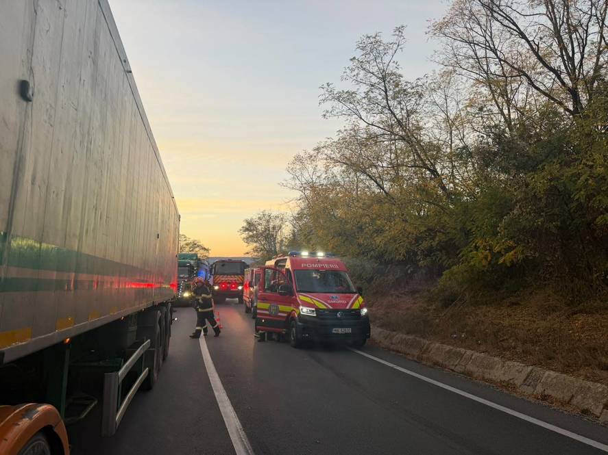 Un autocar și un camion s-au izbit violent pe DN13, în Mureș! Sunt 18 persoane implicate