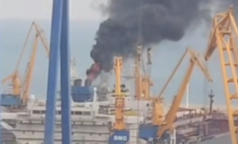 Incendii la bordul a două nave, în apropiere de Sulina. La bordul petrolierului s-a produs o explozie