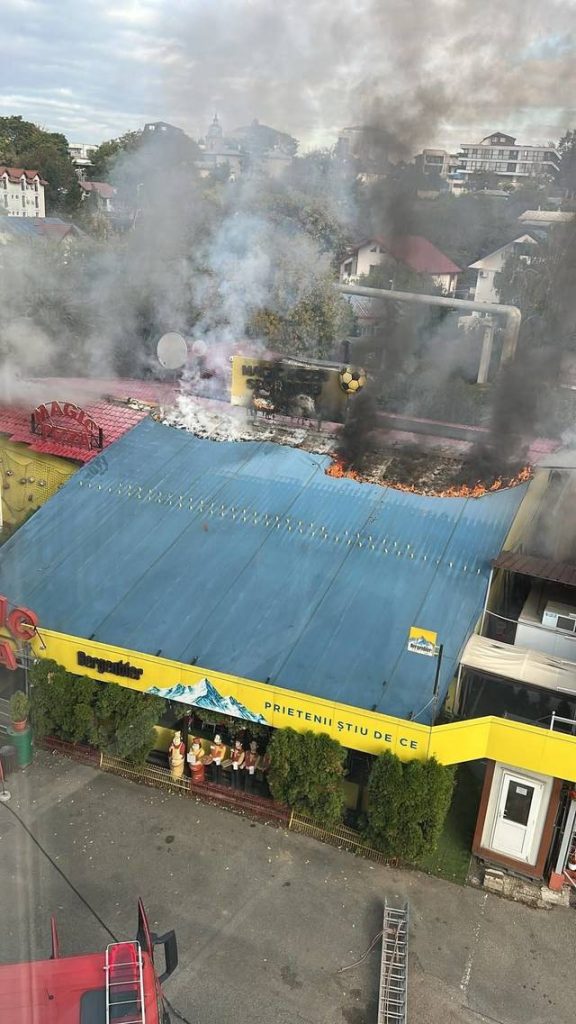 Iaşi: Incendiu la acoperişul unei pizzerii din campusul studenţesc Tudor Vladimirescu - FOTO