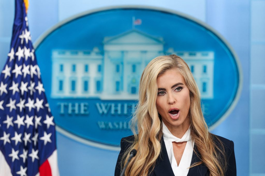 O singură întrebare a pus-o în dificultate pe noua purtătoare de cuvânt a lui Trump: unde a promovat examenul de avocat?