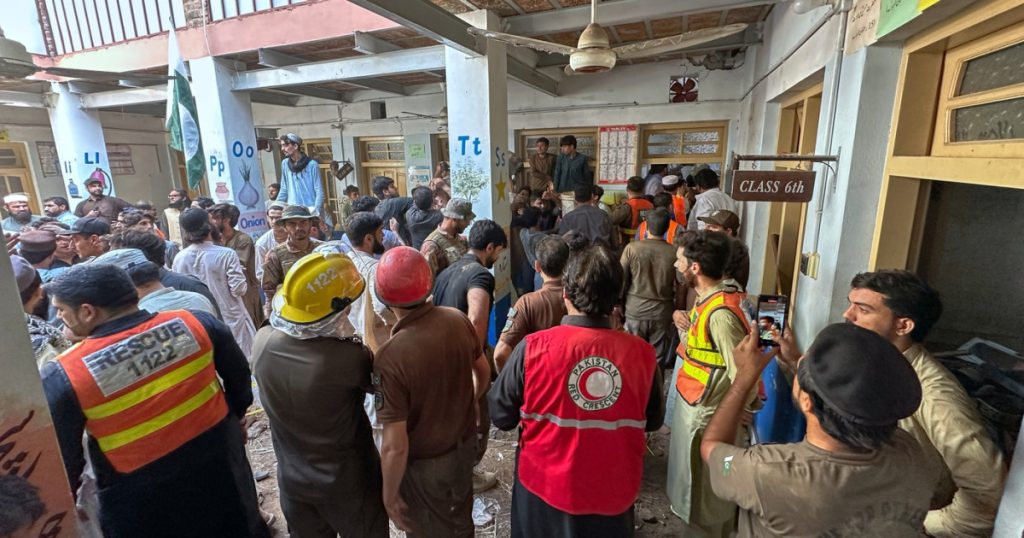 Cel puţin 29 de copii au murit după ce acoperişul unei şcoli s-a prăbuşit, în Pakistan
