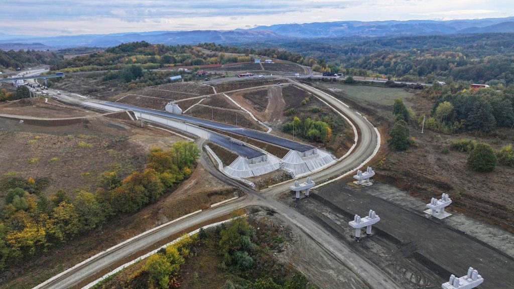 GALERIE FOTO Progres de 70% la ”ciotul” Margina – Holdea din autostrada Sibiu – Nădlac / Echipele accelerează montarea grinzilor și turnarea plăcilor de suprabetonare