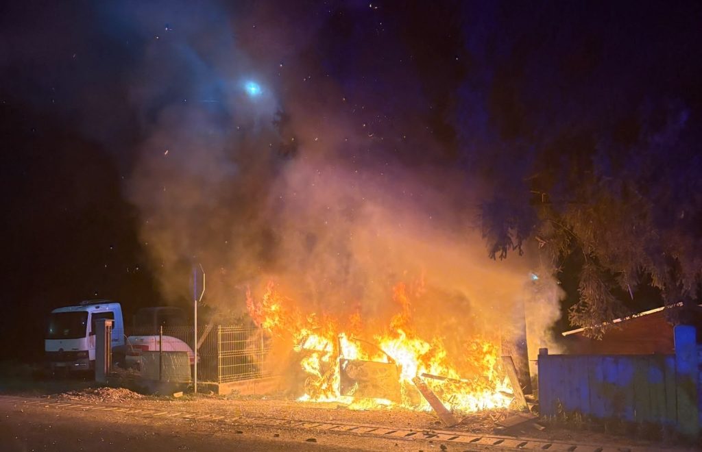 O mașină a intrat într-un gard, după care a luat foc. Șoferul avea 18 ani
