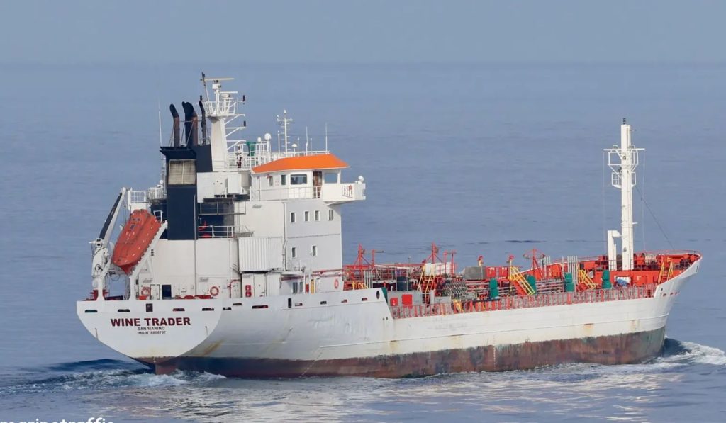 Incendii la bordul a două nave, în apropiere de Sulina. Opt marinari sunt dați dispăruți. Primele imagini de la operațiunea de salvare