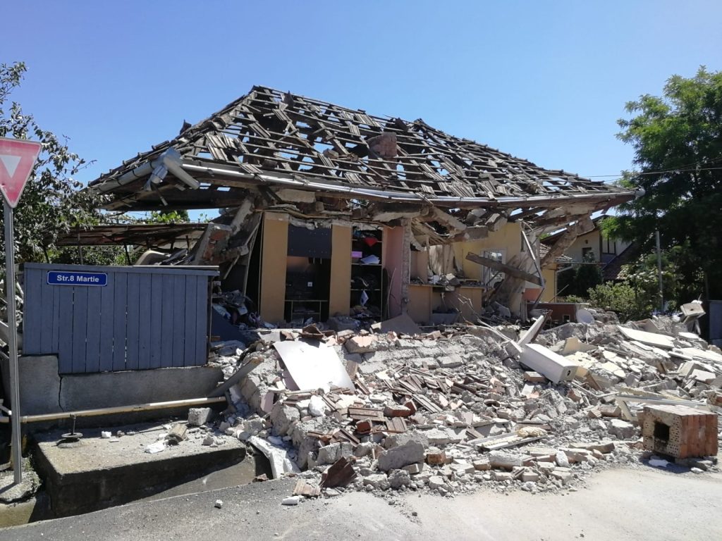 O explozie a distrus complet trei case și a afectat alte șapte locuințe în Vrancea / O persoană a suferit arsuri pe 55% din corp / De vină ar fi fost o butelie de gaz